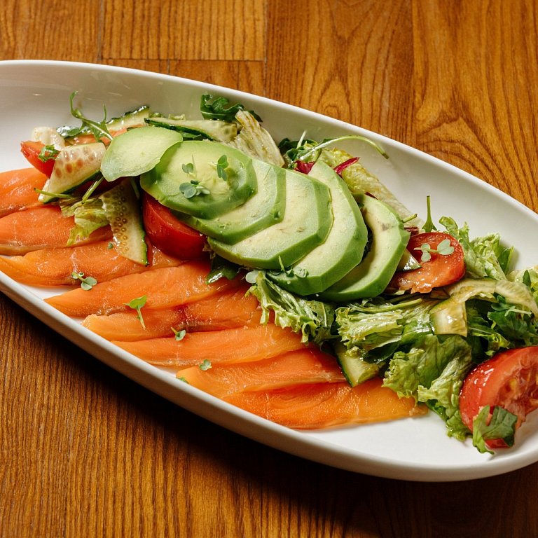 П С лососем, авокадо и миксом салата